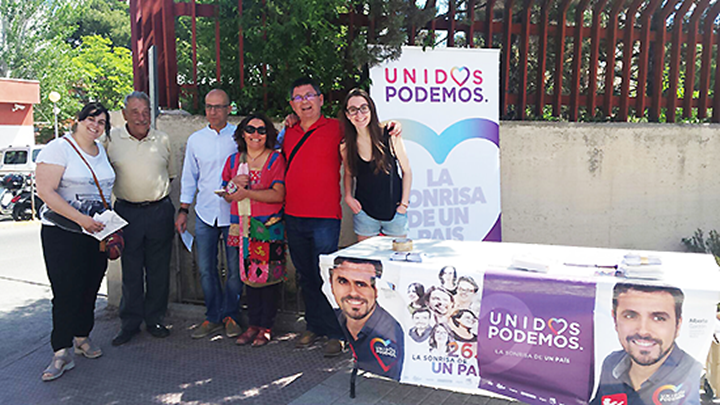 Miembros de la coalición de Izquiera Unida y Podemos, ahora Unidos Podemos, a las puertas del hospital de Albacete