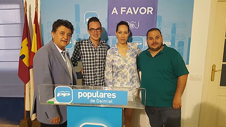 La candidata del PP de Ciudad Real al Senado, Cristina Molina, con otros responsables del partido, esta mañana en Daimiel
