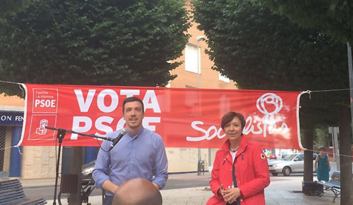 El candidato socialista al Senado, Luis Rubio, junto a la alcaldesa de Alcázar de San Juan, Rosa Melchor