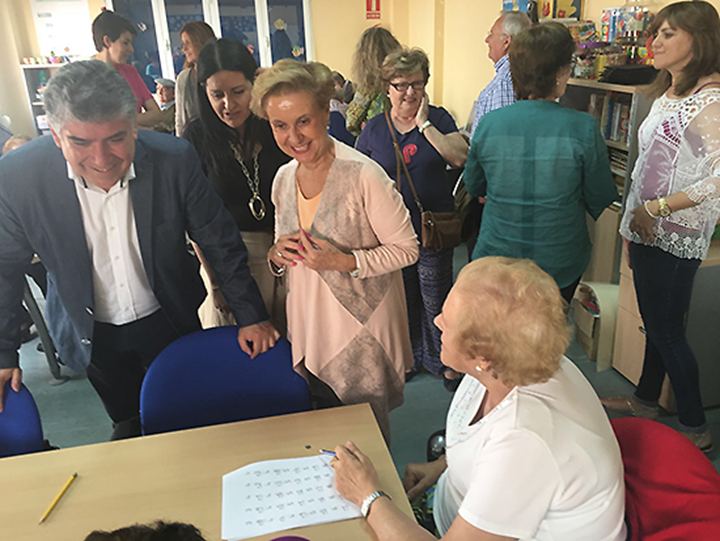 El presidente del PP de Ciudad Real y candidato número uno al Senado, Carlos Cotillas, acompañado por la candidata al Congreso Carmen Quintanilla y por la diputada regional Cortes Valentín, ha visitado el centro de día de la Asociación de Familiares de Enfermos de Alzheimer de Tomelloso