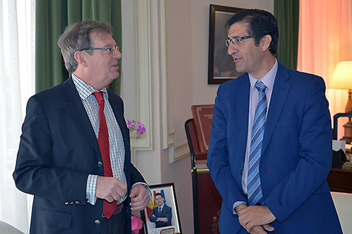 El presidente de la Diputaci&oacute;n, Emiliano garc&iacute;a Page y el rector de la UCLM, Miguel &Aacute;ngel Collado, han siscrito un convenio de colaboraci&oacute;n