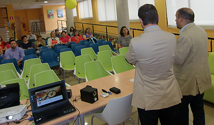 Asistentes al taller que se imparte en la biblioteca de Poblete