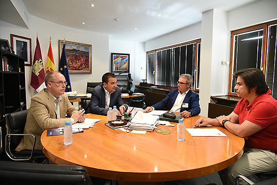 El consejero de Agricultura, Medio Ambiente y Desarrollo Rural, Francisco Martínez Arroyo, se ha reunido con responsables de la IGP Cordero Manchego