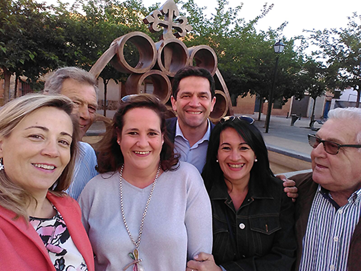 El candidato del PP de Ciudad Real al Senado Miguel Ángel Valverde y la diputada regional, Lola merino, esta mañana en Cózar