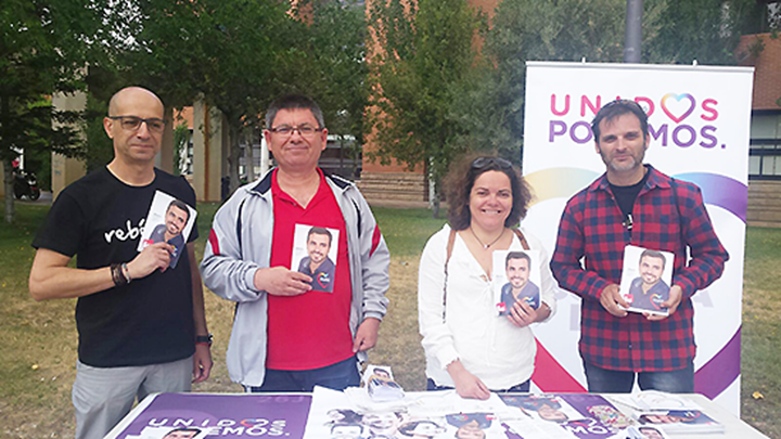 Miembros de la colaición Unidos Podemos de Albacete han instalado una mesa informativa en el campus 