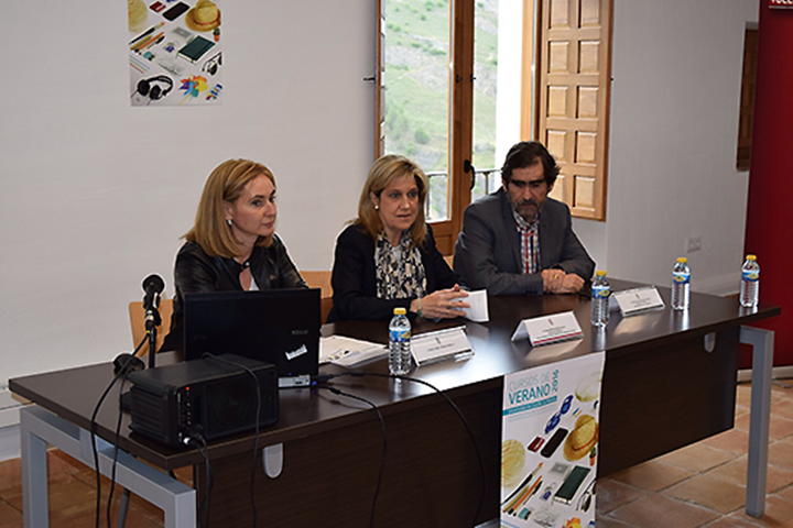 Ponentes de la inauguraci&oacute;n del curso "Globalizaci&oacute;n y crisis de la democracia" que se imparte en el campus de Cuenca