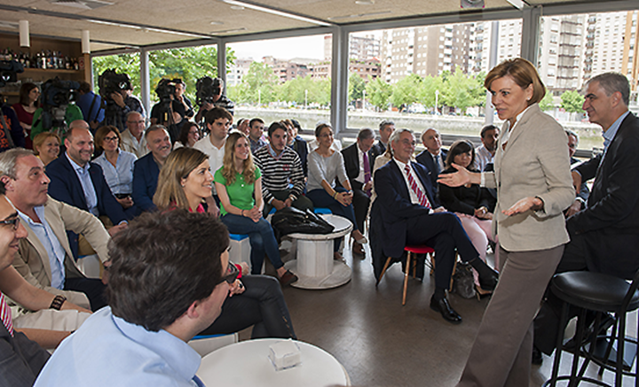 La secretaria general del PP, María Dolores Cospedal, ha participado en un acto con militantes en Bilbao