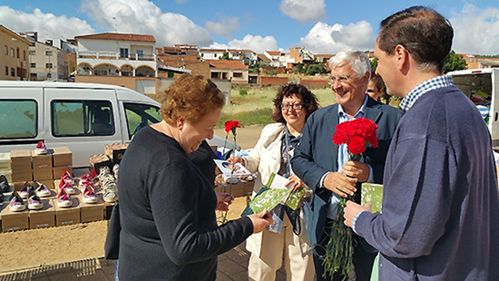 El ex presidente de Castilla-La Mancha y candidato del PSOE al Congreso de los Diputados por la provincia de Ciudad Real, José María Barreda, ha saludado a vecinos de Chillón en el mercadillo semanal