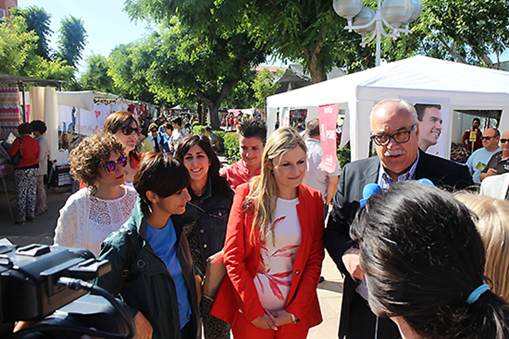 Acompañada por la consejera de Fomento de la Junta de Comunidades de Castilla-La Manca, Elena de la Cruz, y del alcalde de Manzanares, Julián Nieva, la cabeza de lista al Congreso de los Diputados por la provincia de Ciudad Real, Isabel Rodríguez, ha realizado una visita al mercadillo de Manzanares 