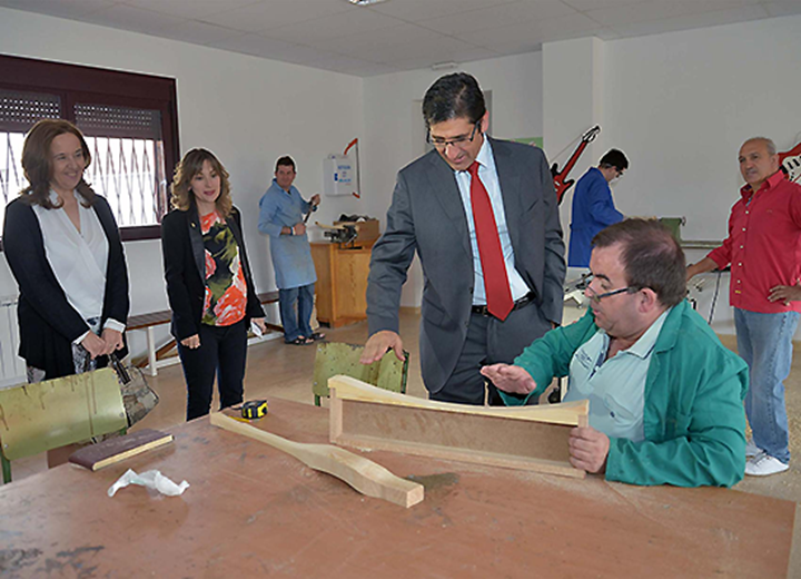 El presidente de la diputación José manuel caballero, acompañado de la vicepresidenta y responsable del del Área de Atención a las Personas, Jacinta Monroy, ha visitado la sede de Padisbol, en Bolaños de Calatrava 