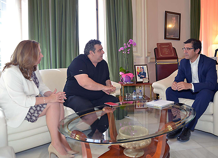 El presidente de la Diputación Provincial, José Manuel Caballero, acompañado de la vicepresidenta responsable sel Área de Atención a las Personas, Jacinta Montoy, han recivido al directos del Instituto de Investigación y Desarrollo Social de Enfermedades Poco Frecuentes, Jesús Ignacio Meco