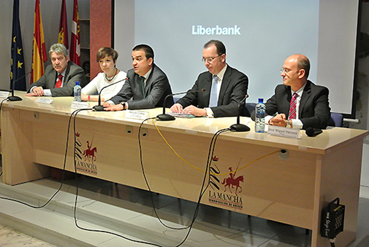 El consejero de Agricultura, Medio Ambiente y Desarrollo Rural, Francisco Martínez Arroyo ha clausurado la Jornada: 'Cómo actuar ante la Ley de Cadena Alimentaria'  celebrada en Tomelloso