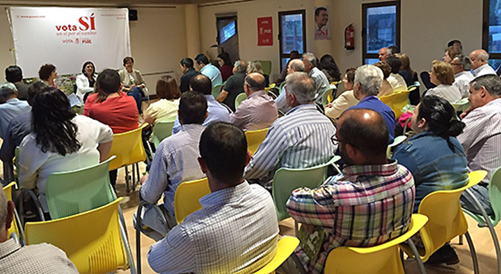 La secretaria de Organización del PSOE en la provincia de Ciudad Real, Blanca Fernández, y la alcaldesa de Puertollano, Mayte Fernández, han participado hoy en un acto electoral en Akmodóvar del Campo