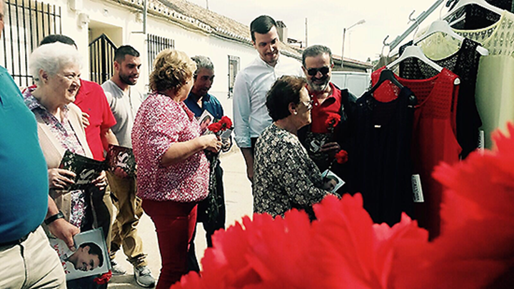 El senador socialista, Nemesio de Lara, acompañado por el candidato del PSOE al Senado por la provincia de Ciudad Real, Luis Rubio, han hecho campaña hoy en Puertolápice