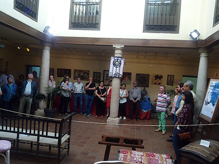 Asistentes a la inauguración de la exposición en la casa de cultura de Manzanares
