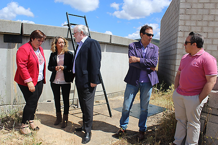 La delegada del gobierno regional en Castilla-La Mancha, Carmen Teresa Olmedo y el director provincial de Fomento, Casto Sánchez, durante su visita hoy a Los Cortijos