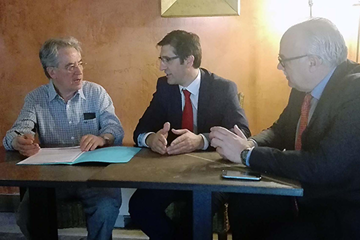 El presidente de la Diputación, José Manuel Caballero, se ha reunido con el presidente de la asociación Escuela de Ciudadanos José Romén Orozco y el alcalde de manzanares, Julián Nieva