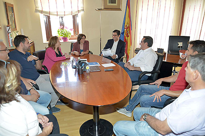 El presidente de la Diputación, José Manuel caballero, en una reunión mantenida hoy en Pedro Muñoz