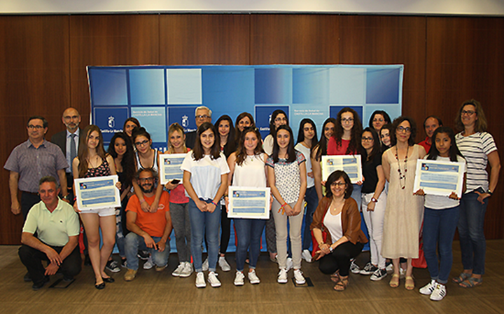 Foto de grupo de los ganadores del concurso y otros participantes