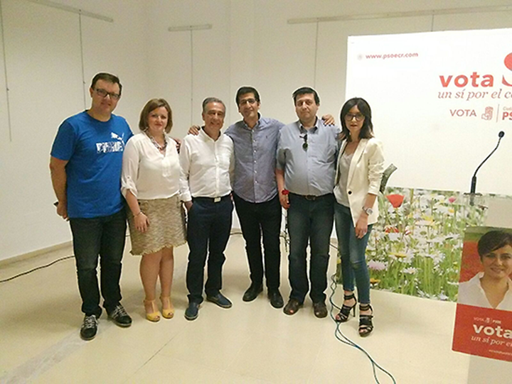 José Manuel caballero junto a los miembros del Grupo Municipal del PSOE de Bolaños de calatrava, ayer en un acto en la localidad