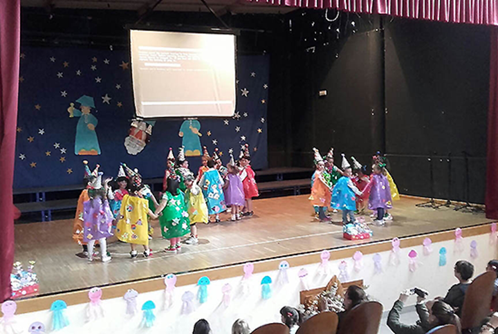 Actuaci&oacute;n de uno de los grupos de alumnos