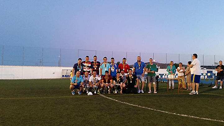 Los ganadores posan con sus medallas