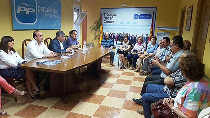 El presidente provincial del PSOE, carlos Cotillas, en la reunión mantenida en Valdepeñas