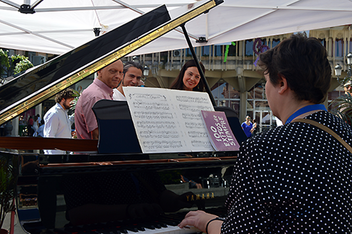 La alcaldesa observa a una pianista tocar en la Plaza Mayor