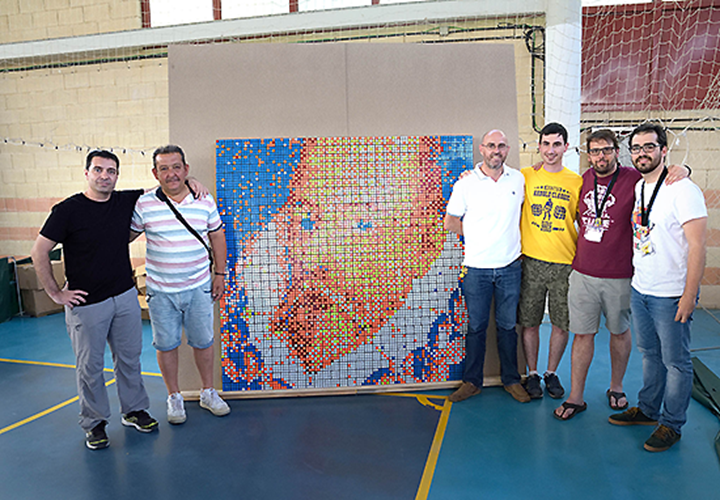 Los participantes homenajearon al lugar de la Mancha realizando la imagen de Cervantes con 930 cubos de Rubik
