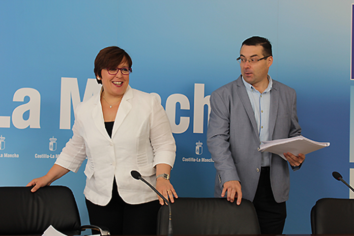 El director general de Desarrollo Rural, Nicasio Peláez, y la delegada del gobierno en la provincia de Ciudad Real, Carmen teresa Olmedo, han presentado las ayudas