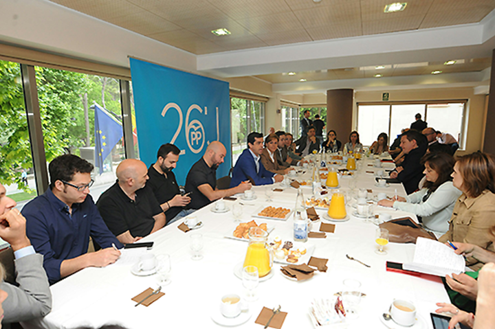 La presidenta del Partido Popular de Castilla-La Mancha y secretaria general de esta formación a nivel nacional, María Dolores Cospedal ha compartido un desayuno con trabajadores de medios de comunicación de Albacete