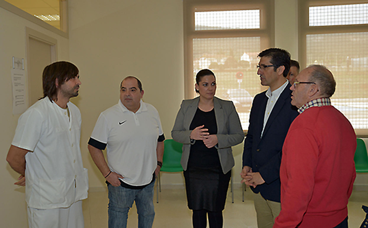 El presidente de la Diputación, José Manuel Caballero, acompañado de la alcaldesa de Puertollano, Mayte Fernández, en foto de archivo visitando las instalaciones del centro de AISDI