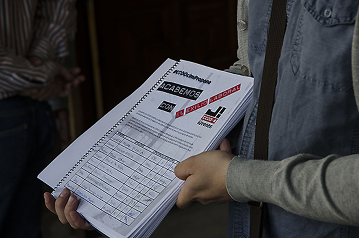 Firmas recogidas por CCOO para pedir la puesta en marcha de un plan que termine con el exilio laboral