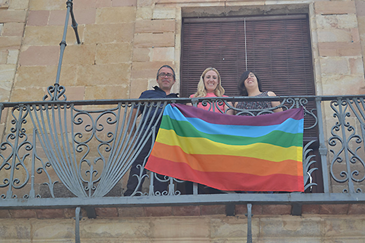La bandera arcoiris en el balcón del ayuntamiento almagreño