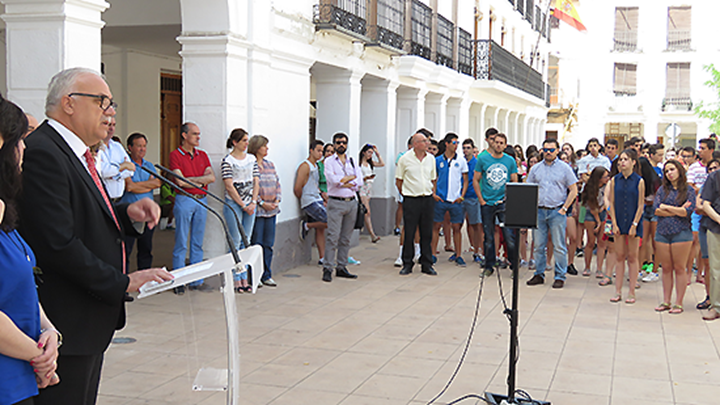 Vecinos de manzanares han guardado un minuto de silencio a las puertas del ayuntamiento