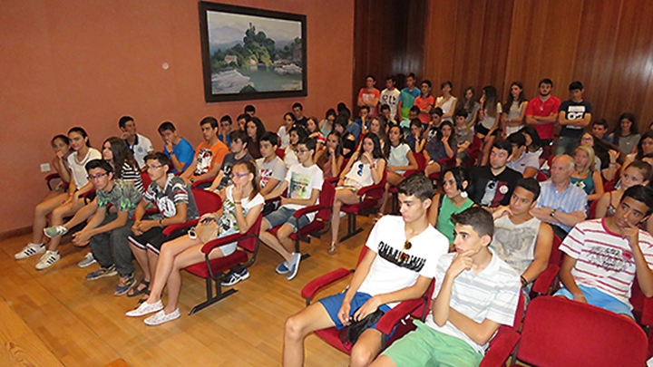 Jóvenes asistentes a la recepción de los carnés