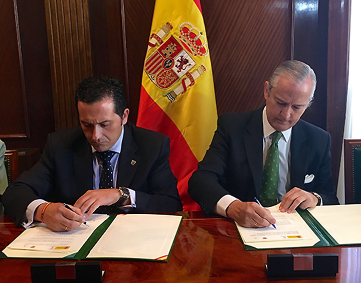 El alcalde de Campo de Criptana, Antonio Lucas - Torres y el director general de la Guardia Civil, Arsenio Fernández de Mesa han firmado un convenio de colaboración