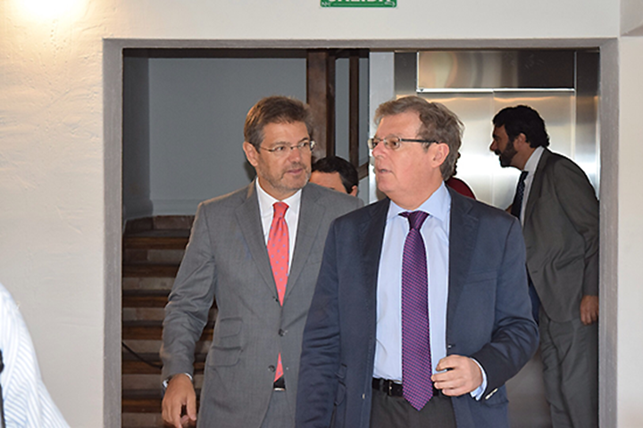 El rector de la Universidad de Castilla-La Mancha (UCLM), Miguel Ángel Collado, y el ministro de Justicia en funciones, Rafael Catalá, han inaugurado el curso que se imparte en Cuenca