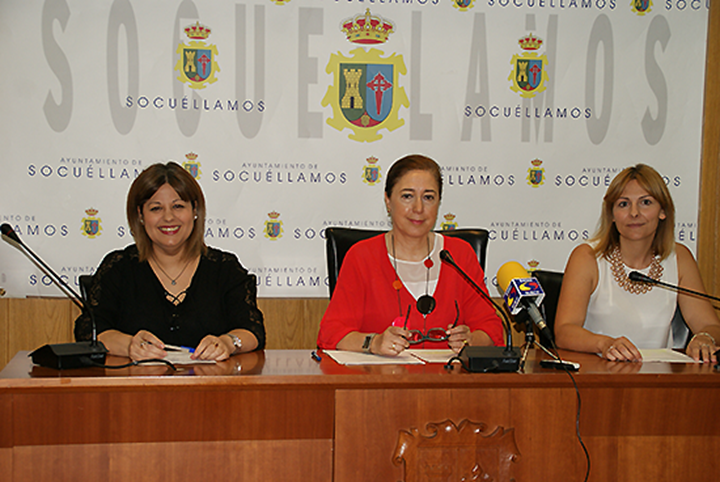 La alcaldesa de Socuéllamos, Pruden Medina, acompañada de miembros de su equipo de gobierno ha presentado los presupuestos