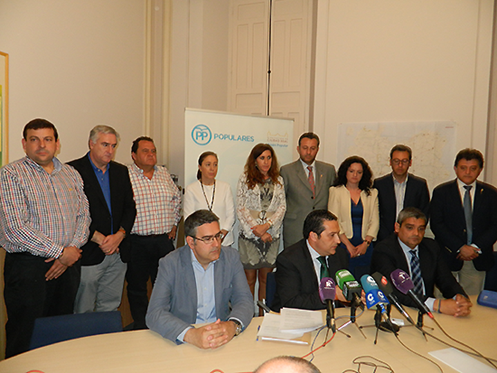 Los miembros del Grupo Popular de la Diputación han explicado a los medios de comunicación sus razones para abandonar el pleno