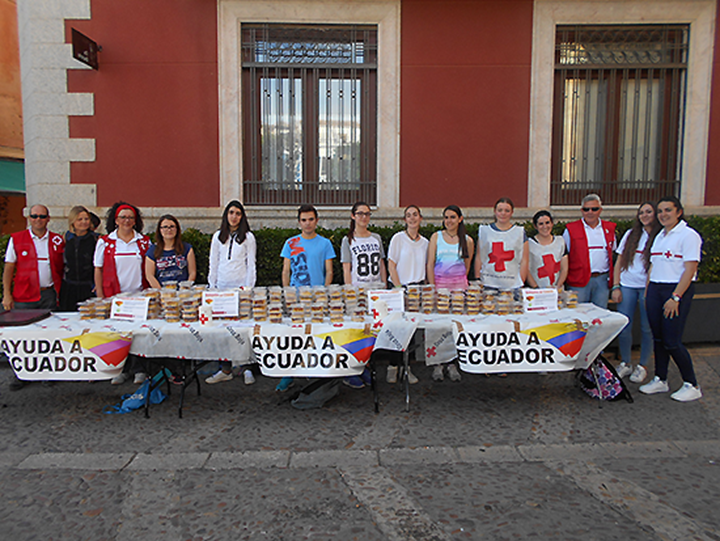 Alumnos del instituto y voluntarios de Cruz Roja posan delande del puesto instalado