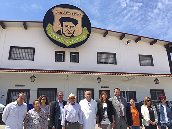 La candidata número uno del PP de Ciudad Real al Congreso de los Diputados, Rosa Romero, ha visitado hoy en malagón la empresa de quesos Don Apolonio