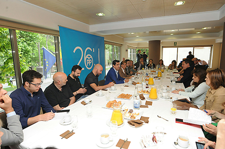 Foto de archivo de la presidenta del PP de Castilla-La Mancha, mar&iacute;a Dolores Cospedal, en un encuentro con trabajadores de medios de comunicaci&oacute;n