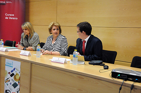 La vicerrectora de Cultura, Deporte y Extensi&oacute;n Universitaria, Mar&iacute;a &Aacute;ngeles Zurilla, ha inaugurado &lsquo;La &lsquo;igualdad&rsquo; de g&eacute;nero en el ordenamiento jur&iacute;dico&rsquo;