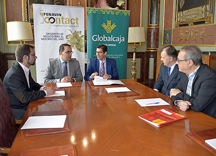 El presidente de la Diputaci&oacute;n, Jos&eacute; Manuel Caballero, ha firmado un convenio con el director general de Globalcaja, Pedro Palacios G&oacute;mez
