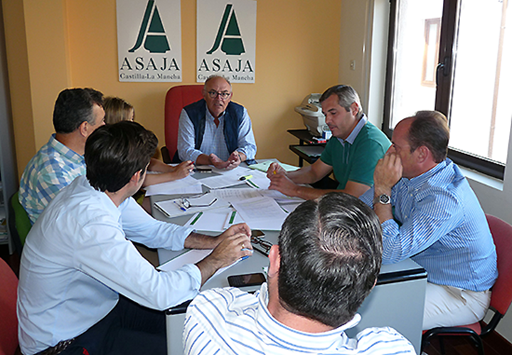 José María Fresneda, en el centro de la imagen, es el secretario general de ASAJA CLM