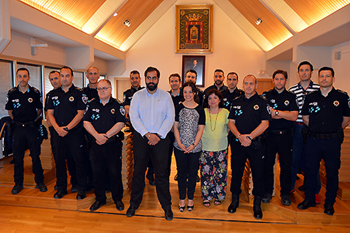 La alcaldesa de Ciudad Real, Pilar Zamora, acompañada de los concejales de Policía y Deportes, David serrano y Nohemí Gómez, ha recibido a los policias
