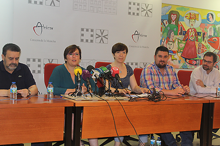 La delegada de la Junta de Comunidades de Castilla-La Mancha en Ciudad Real, Carmen Olmedo, acompañada de la alcaldesa de Alcázar de San Juan, Rosa melchor, en la rueda de prensa en la que han anunciado la declaración