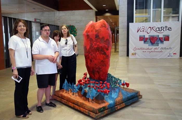 Toledo, 21-06-2016.- La consejera de Bienestar Social, Aurelia Sánchez, durante la visita a la exposición “Valorarte” en la entrada del edificio de las consejerías de Bienestar Social y Sanidad, dicha muestra itinerante está organizada por la Asociación Provincial Laborvalía de Ciudad Real con los trabajos realizados por personas con discapacidad intelectual de distintos Centros Ocupacionales de la provincia. (Foto: Álvaro Ruiz // JCCM) 