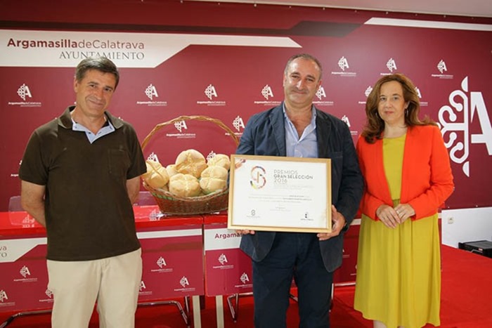 0 Arriaga, Carrión y Monroy, junto a piezas de pan de calatrava y el diploma que acredita el Premio Gran Selección 2